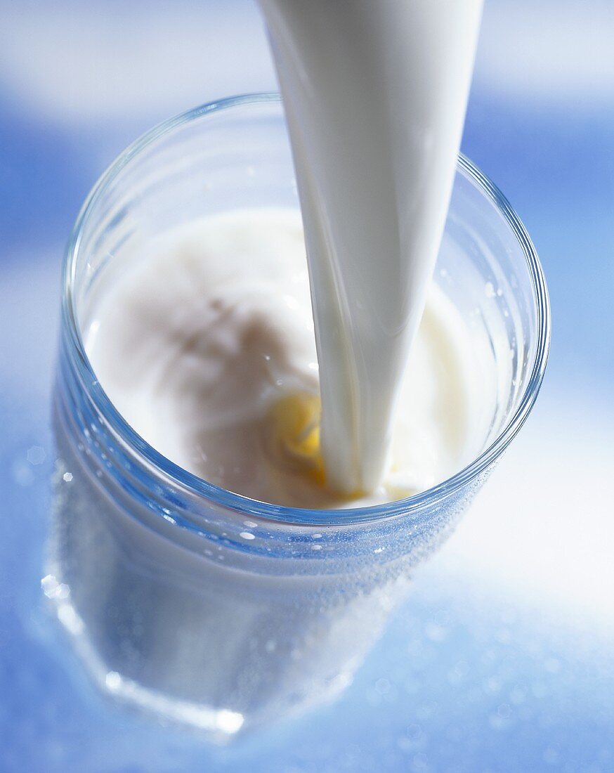 Milch ins Glas gießen