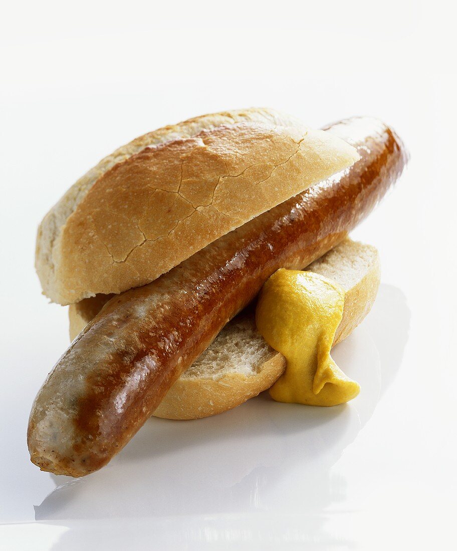 Bratwurst mit Senf im Brötchen