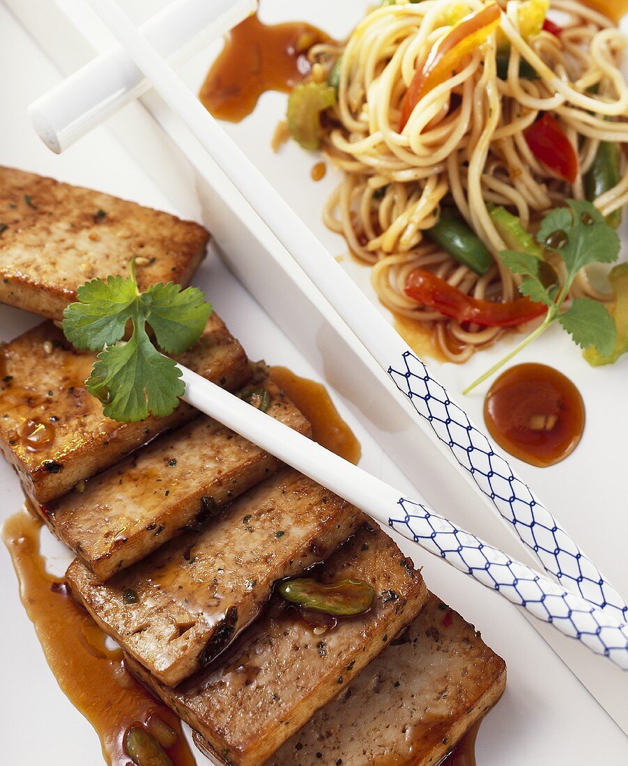 Fried chow mein noodles with marinated tofu