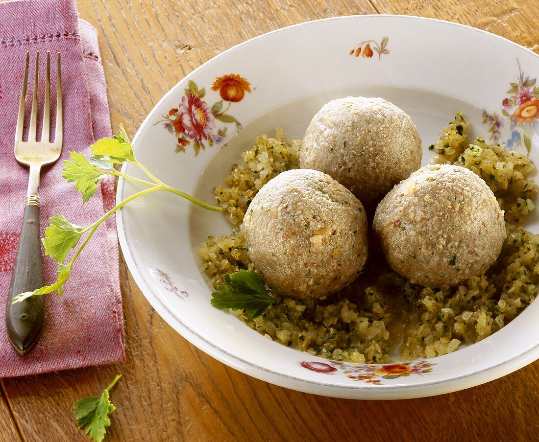 Kalbsleberknödel auf Zwiebeln