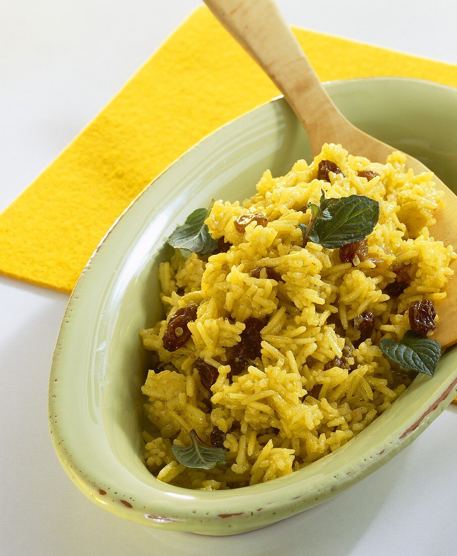 Curryreis mit Sultaninen und Pfefferminzblättern