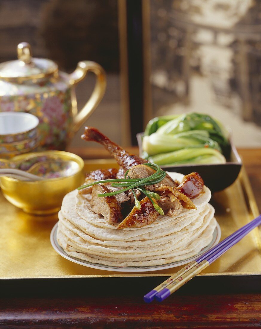 Knusprig gebratene Pekingente auf Fladenbrot