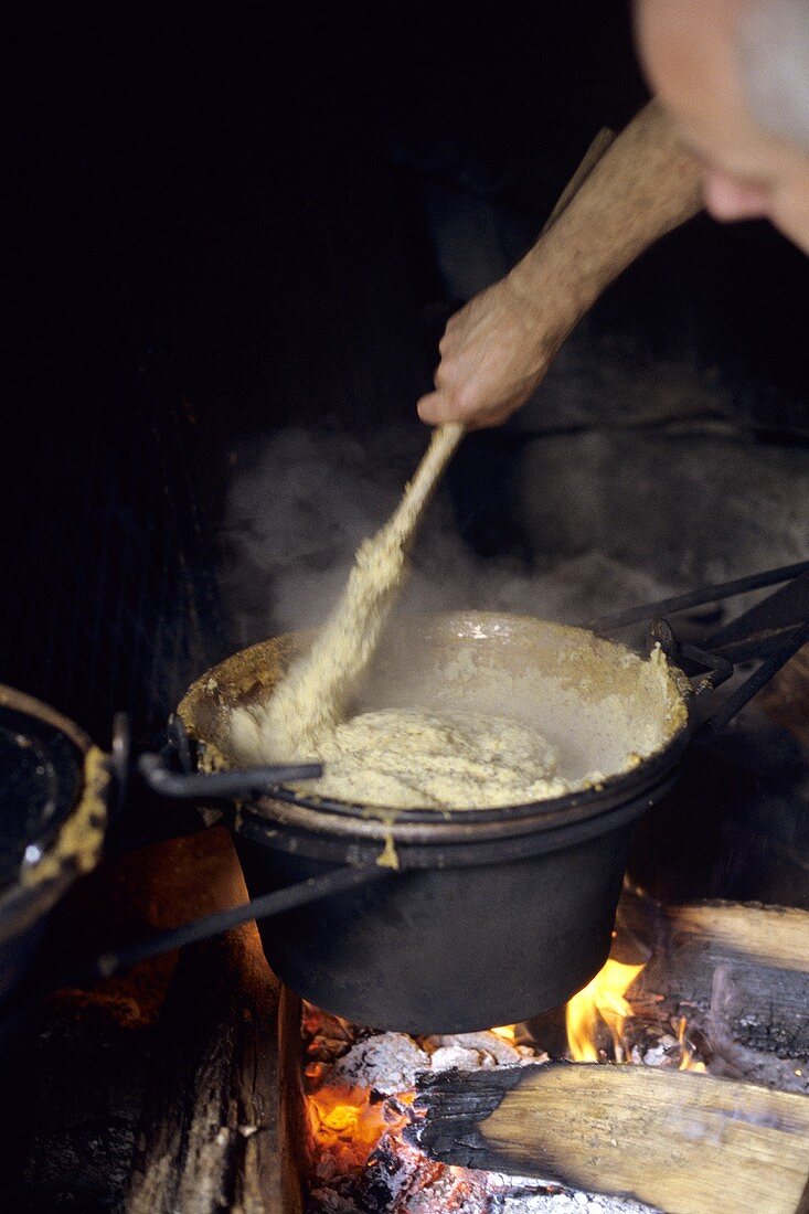 Polenta auf offenem Feuer kochen