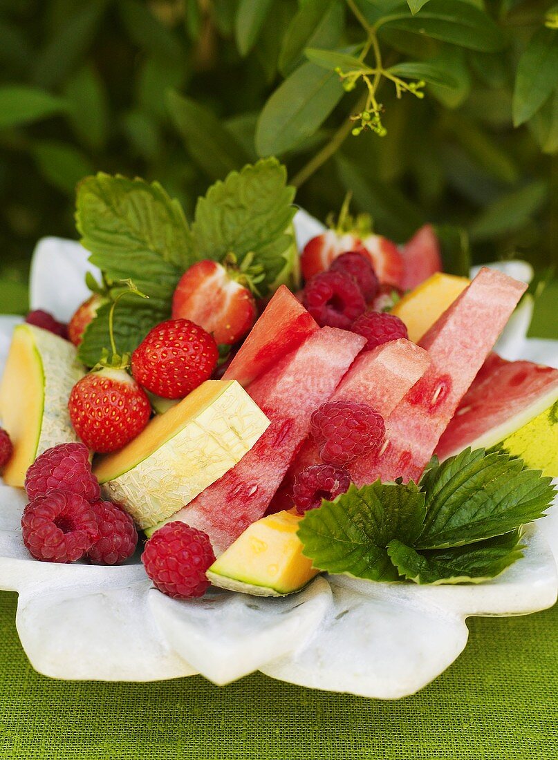 Obsteller mit Melonen, Himbeeren und Erdbeeren