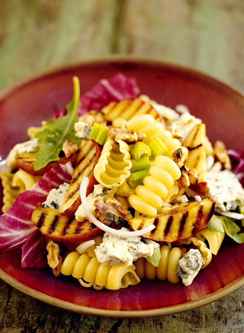 Spiral pasta with grilled apple wedges and Roquefort