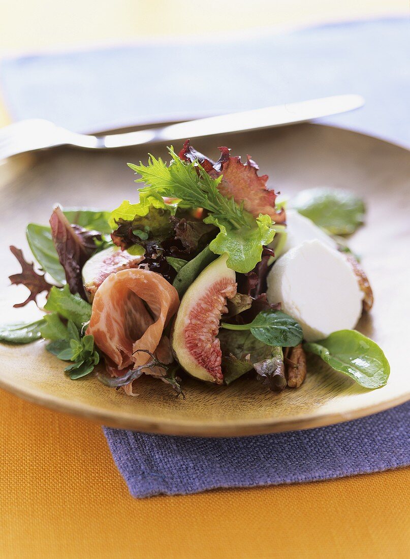 Grüner Salat mit Feigen, Parmaschinken und Ziegenfrischkäse