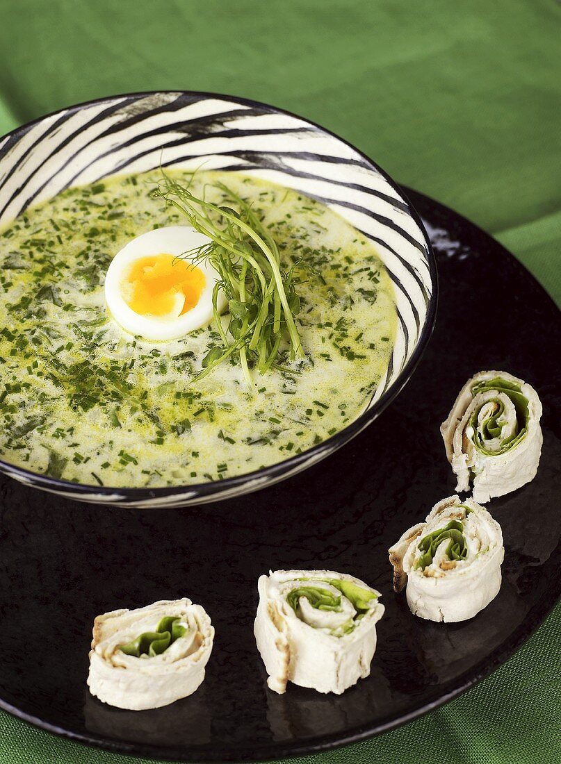 Cream of spinach soup with boiled egg and Swedish tunnbröd