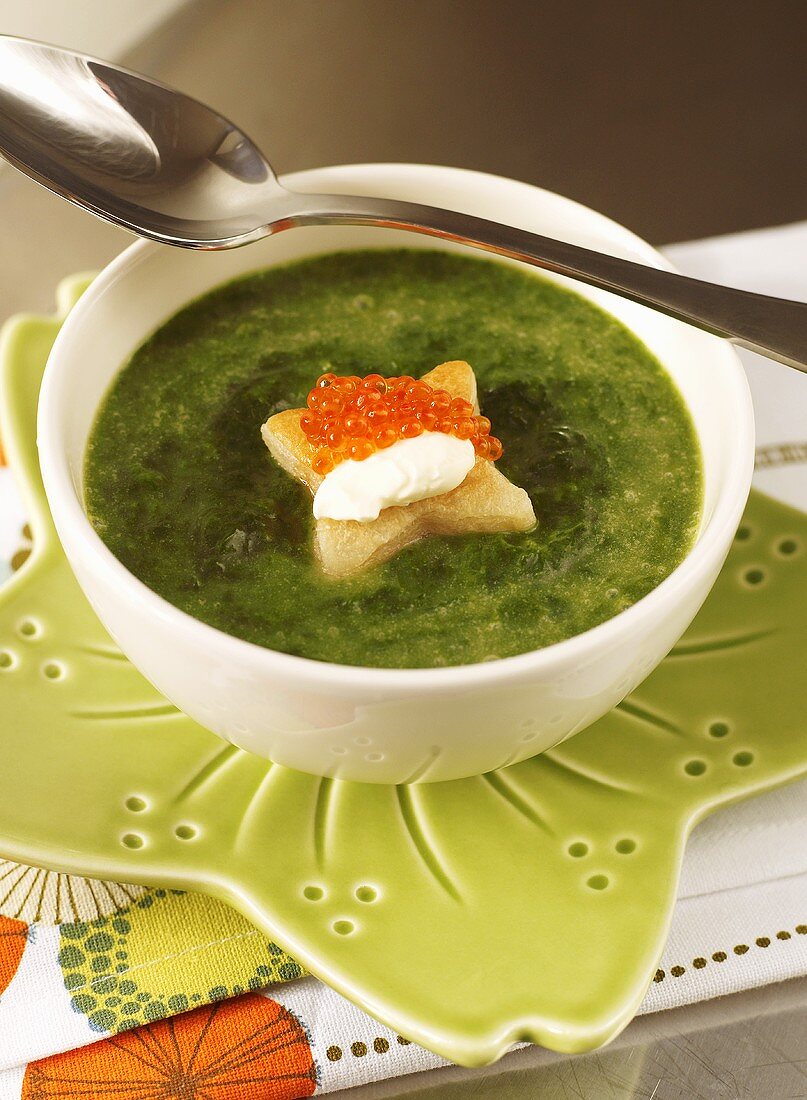 Spinach soup with puff pastry, caviar and crème fraîche