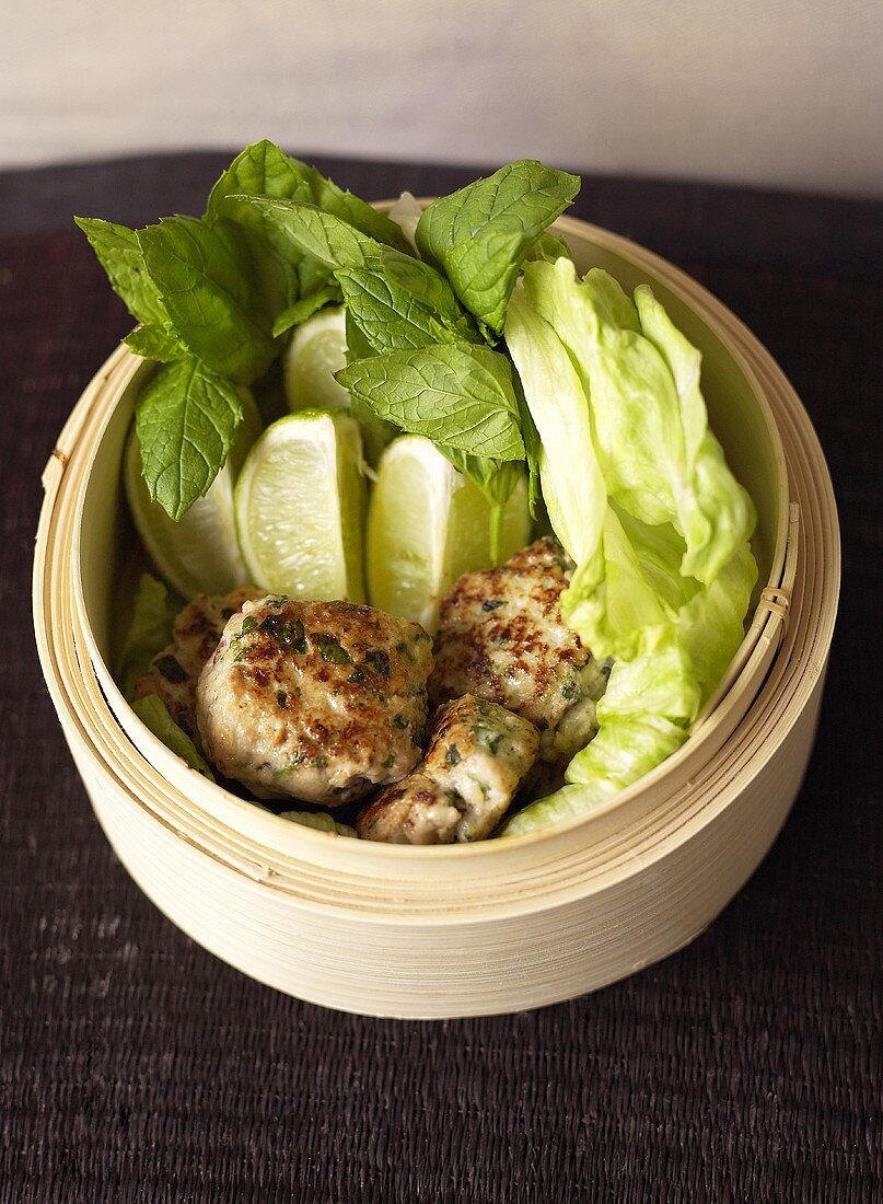 Hähnchenfrikadelle mit Limetten und Salat im Dampfkörbchen