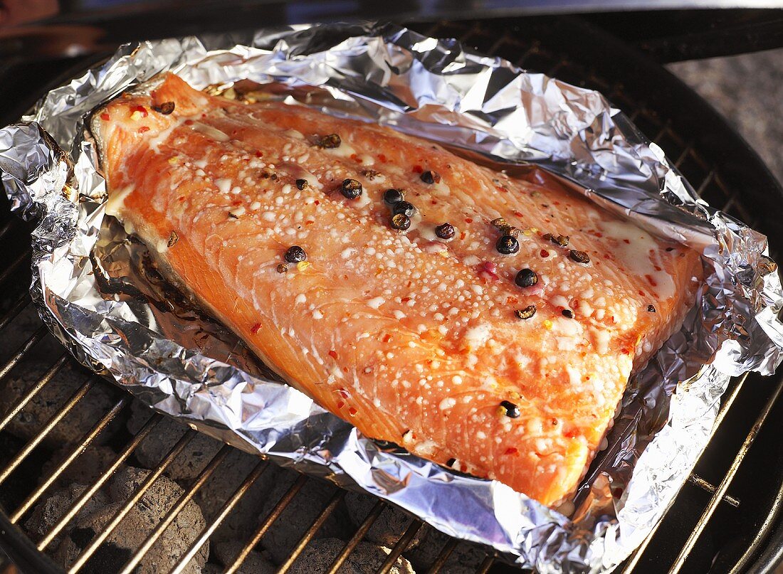 Geräucherter Chili-Lachs in Alufolie auf dem Grill