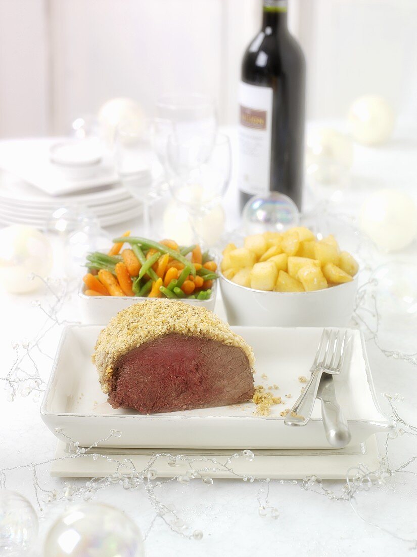 Rinderfilet mit Meerrettichkruste und Beilagen zu Weihnachten