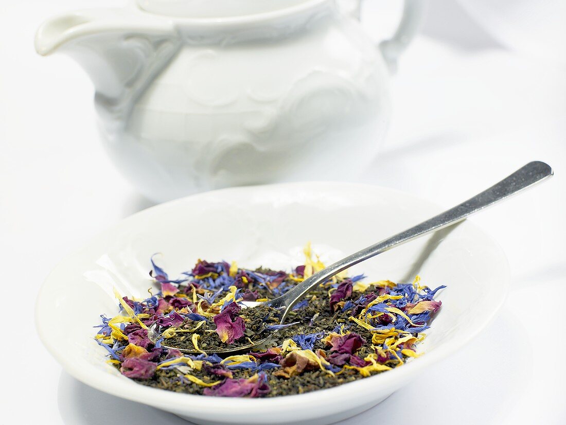 Schwarzer Tee mit Blüten aromatisiert