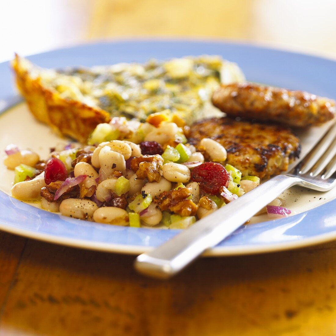 Weisser Bohnensalat mit Spinatquiche und Bratlinge