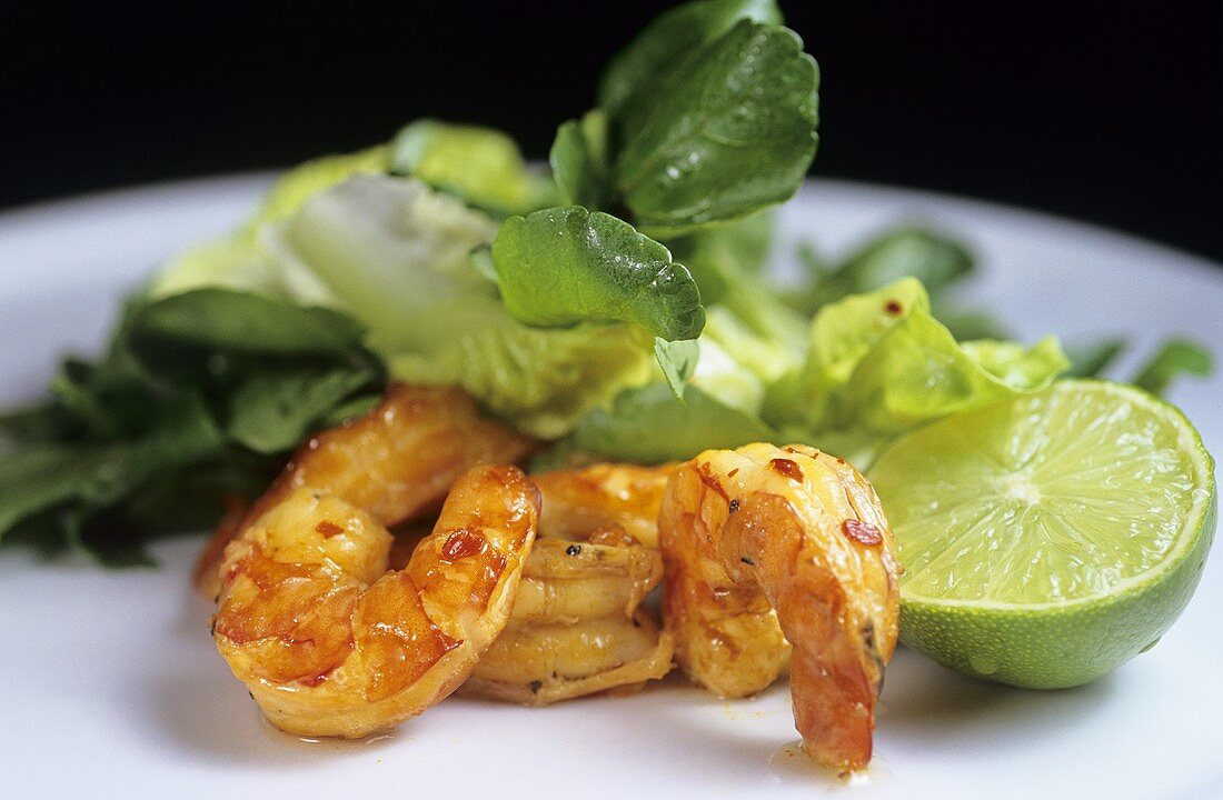 Gegrillte Chili-Garnelen mit Limette und Salat