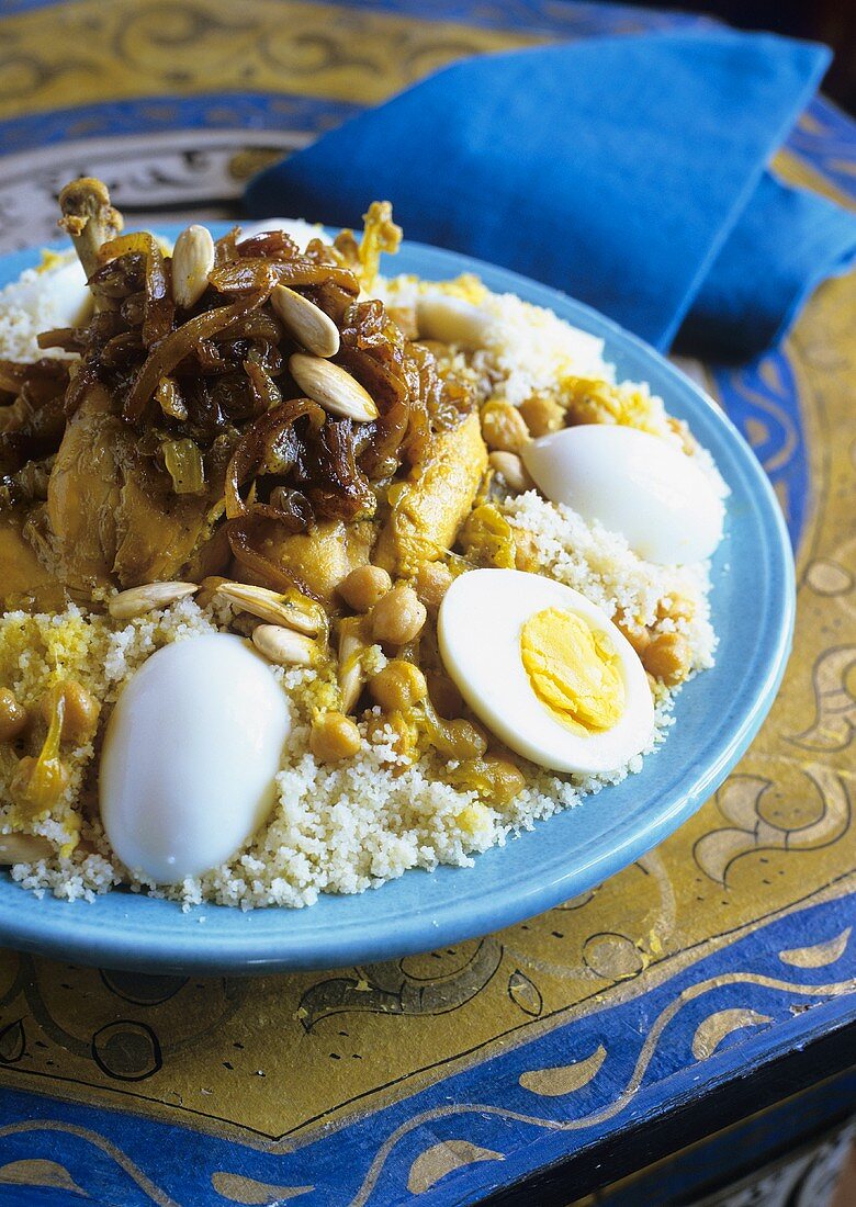 Couscous mit Hähnchen und gekochten Eiern (Marokko)