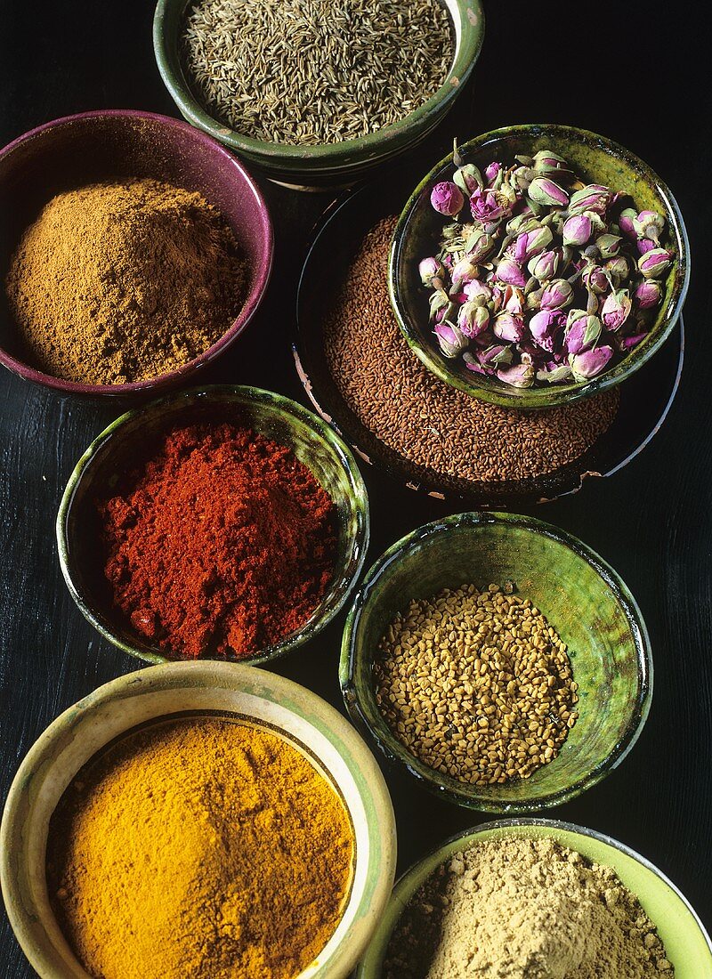 Verschiedene Gewürze für die marokkanische Küche