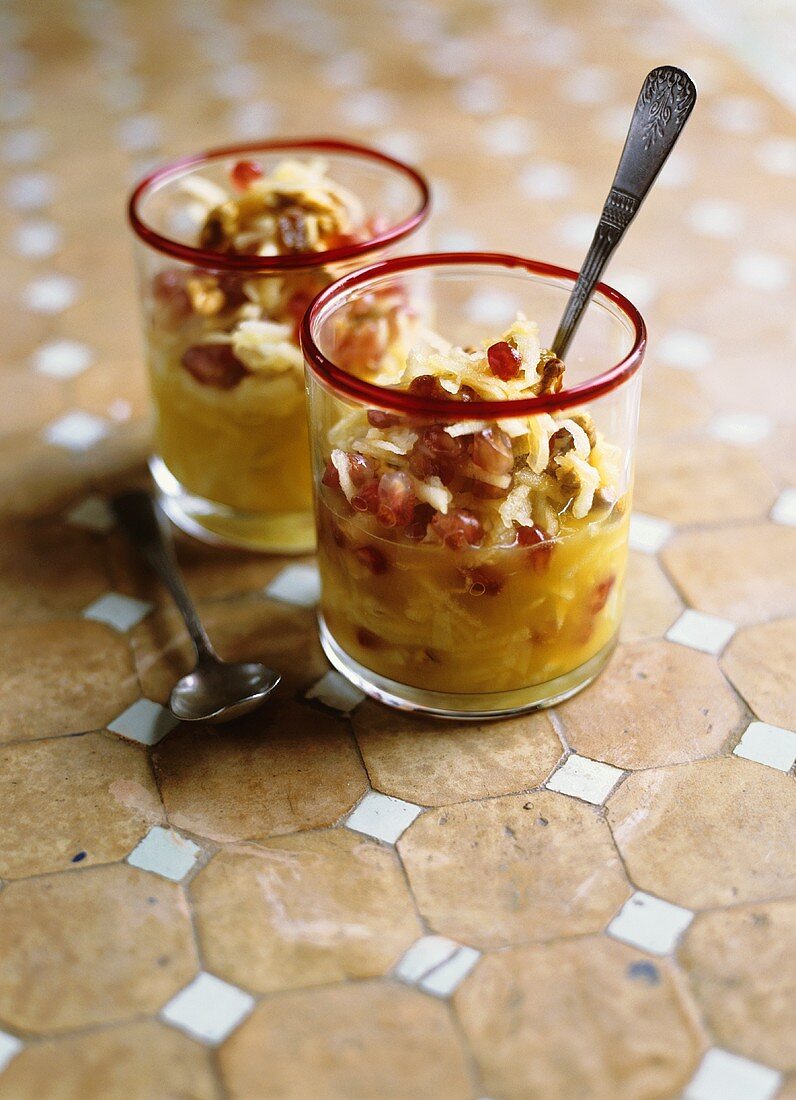 Orangen-Apfel-Salat mit Granatapfelkernen (Marokko)