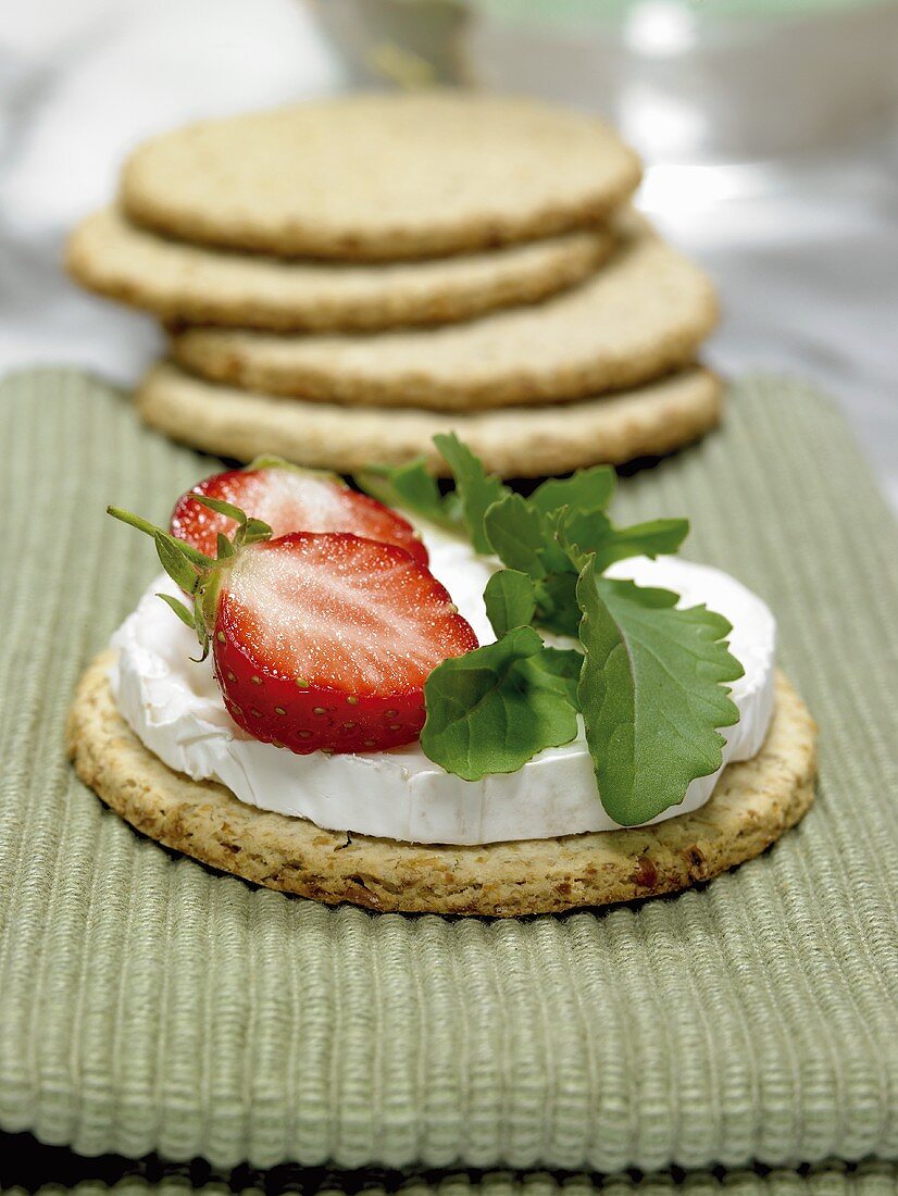 Oatcakes with goat's cheese and strawberries