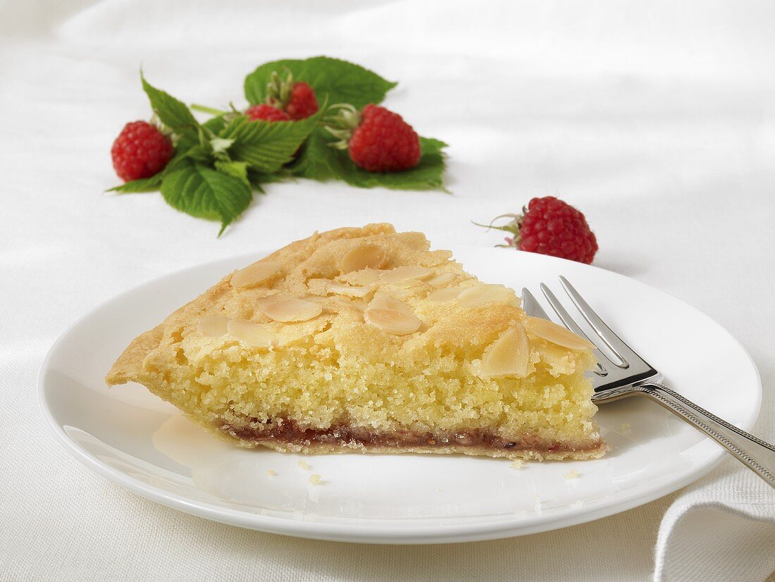 Ein Stück Bakewell Tart (Mandelkuchen mit Marmelade, England)