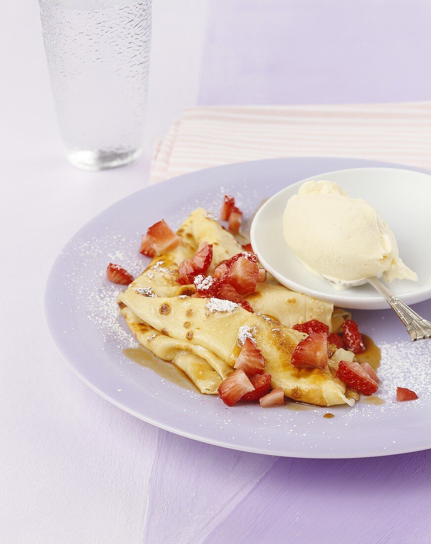 Crepe mit karamellisierten Erdbeeren und Vanilleeis