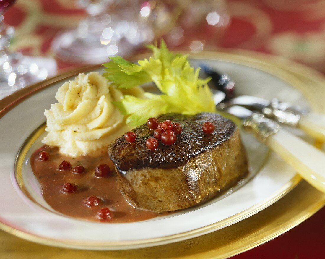 Hirschsteak mit Preiselbeersauce und Selleriepüree