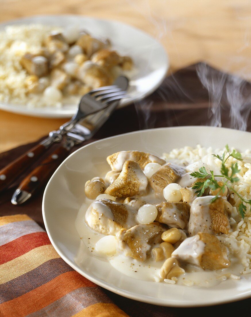 Kalbsragout mit Perlzwiebeln und Reis