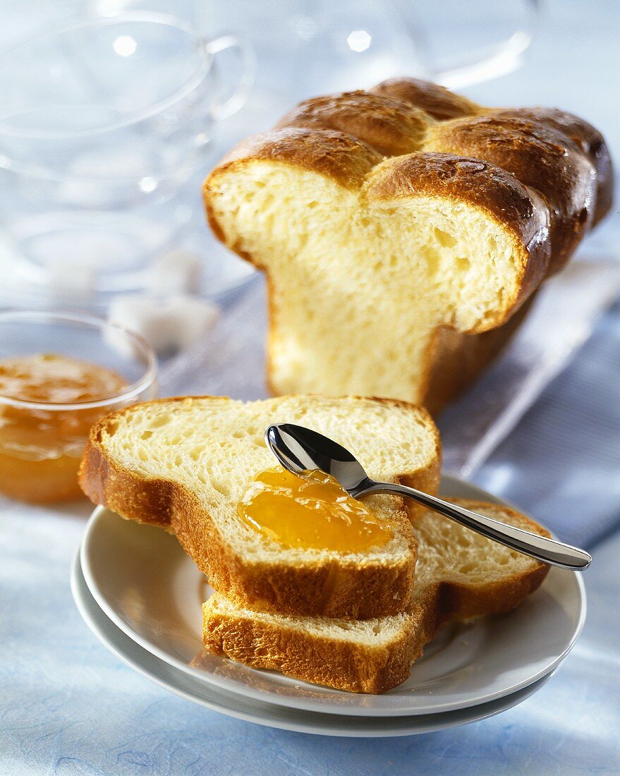 Brioche mit Marmelade