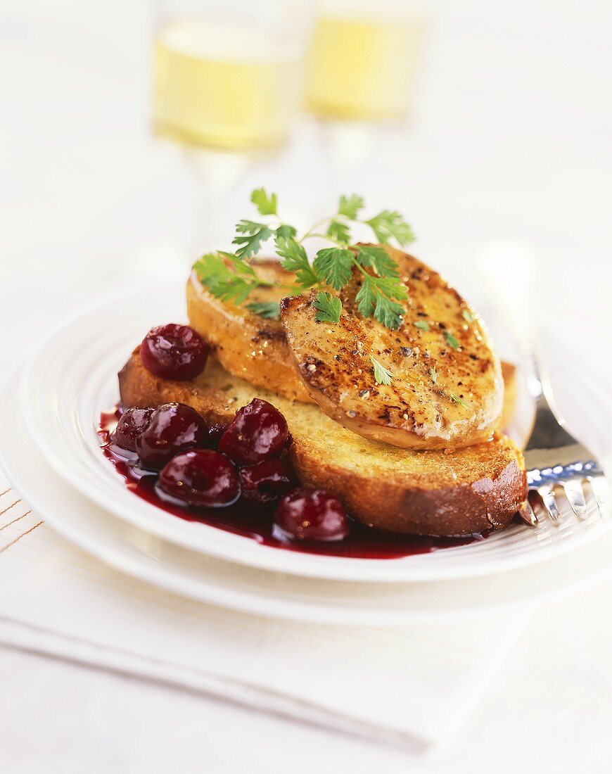 Foie Gras auf getoasteter Briochescheibe und Kirschsauce