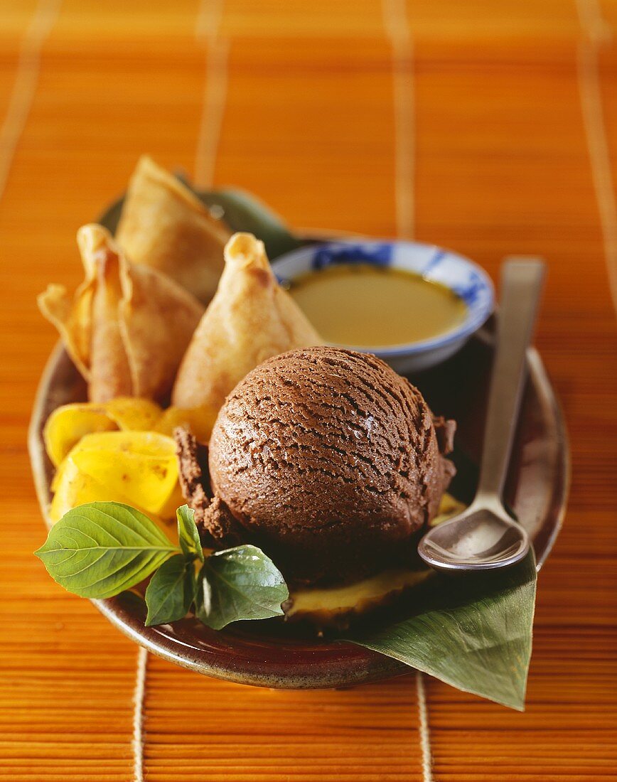 Schokoladeneis mit Samosas und Früchten