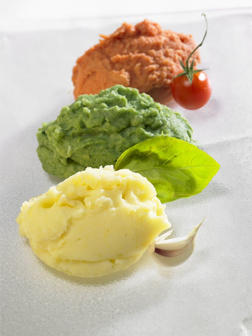 Kartoffelpüree, dreierlei (mit Knoblauch, Basilikum & Tomate)