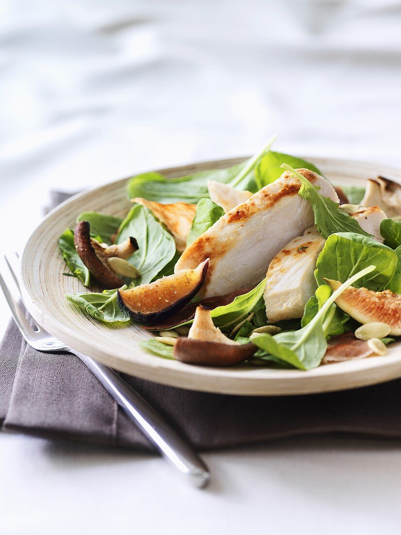 Salat mit gegrillter Hähnchenbrust, Shiitake und Spinat