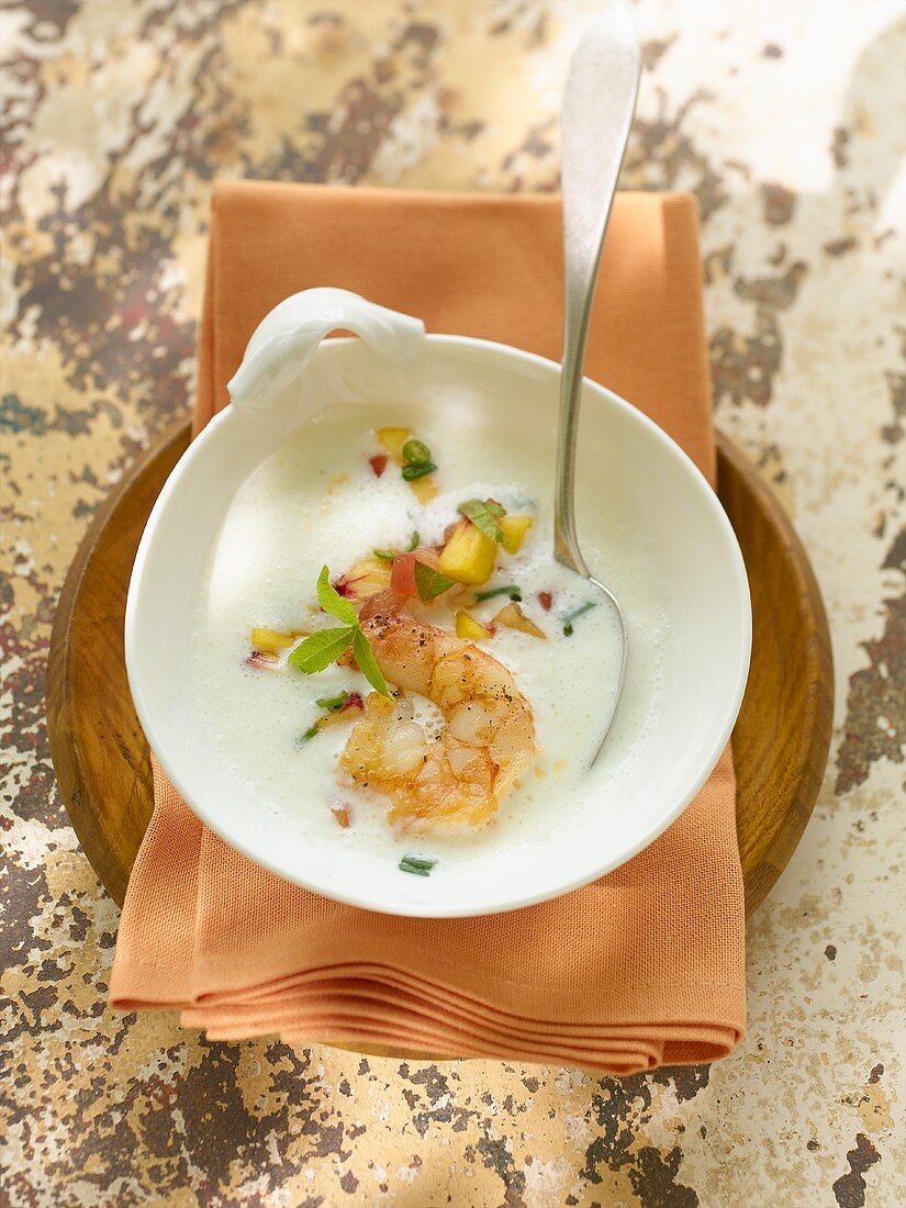 Scharfe Joghurt-Pfirsich-Suppe mit Riesengarnelen