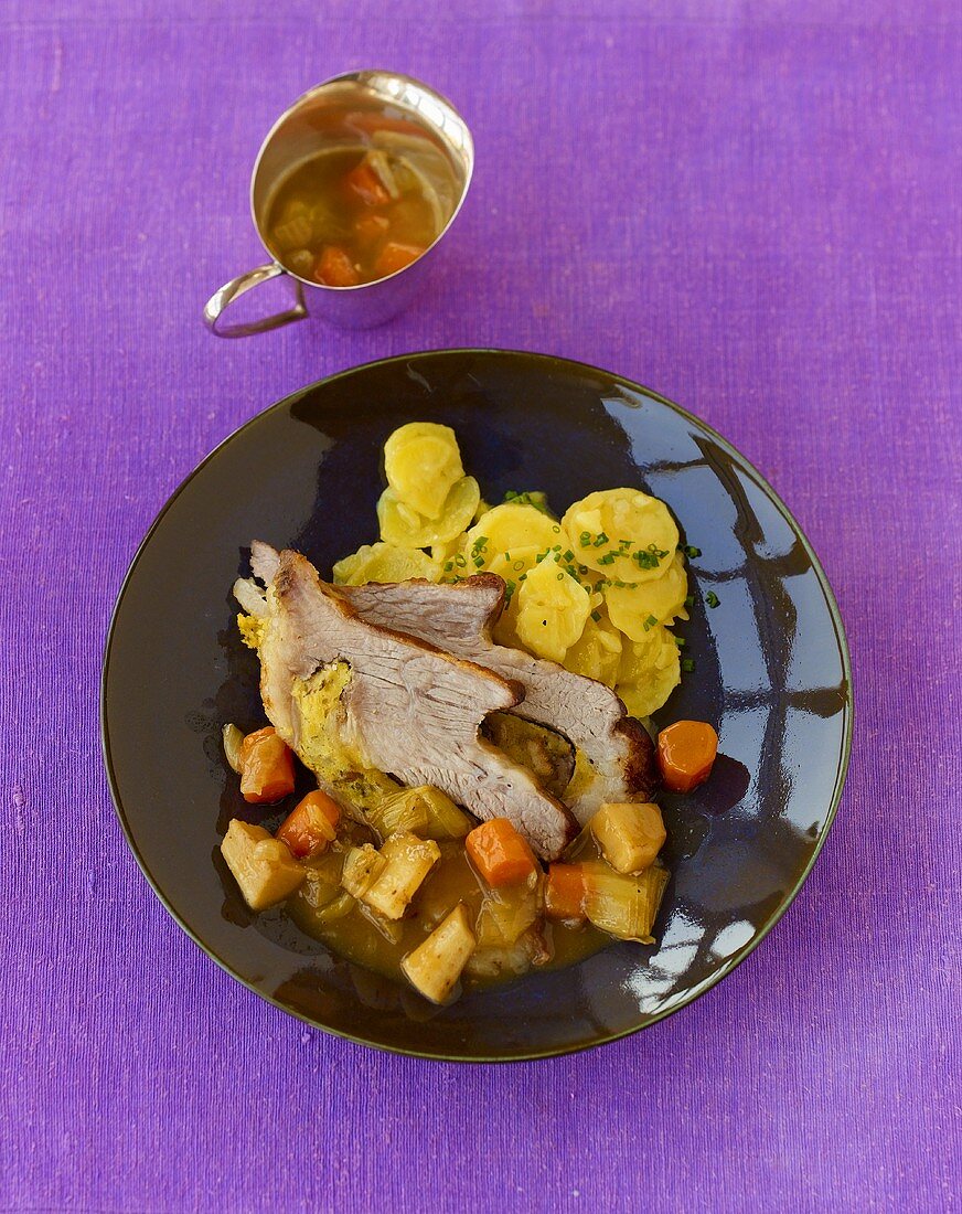 Gefüllte Kalbsbrust mit Gemüsesauce und Kartoffelsalat