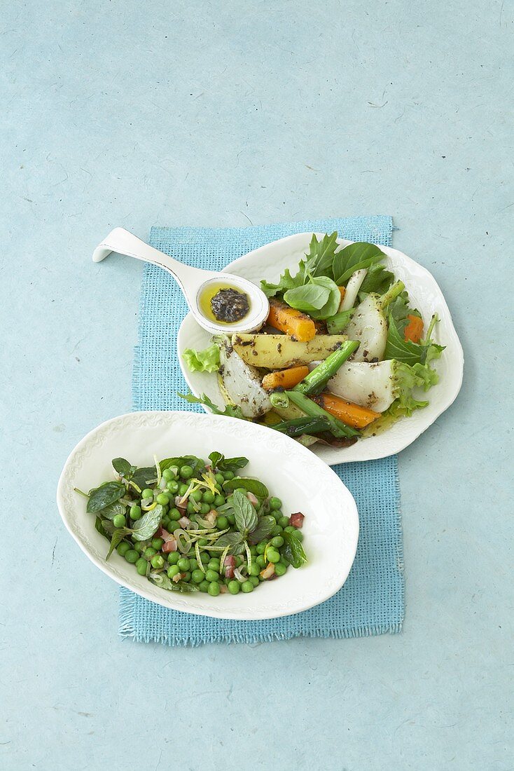 Erbsen-Speck-Salat und Möhren-Rübchen-Salat