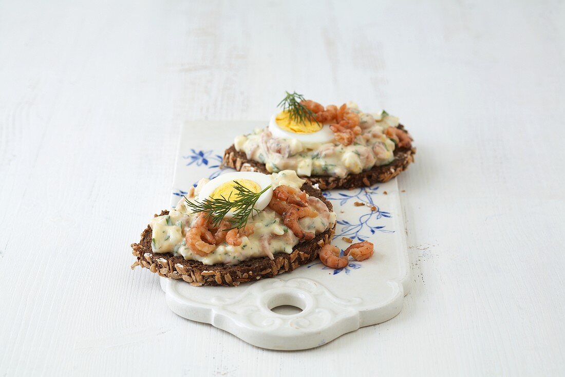 Hallig breakfast (Shrimps and egg on bread)
