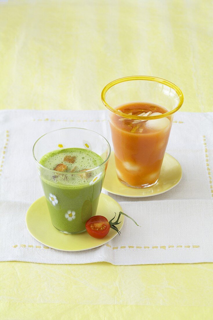 Grüne Gazpacho und Tomaten-Melonen-Suppe in Gläsern