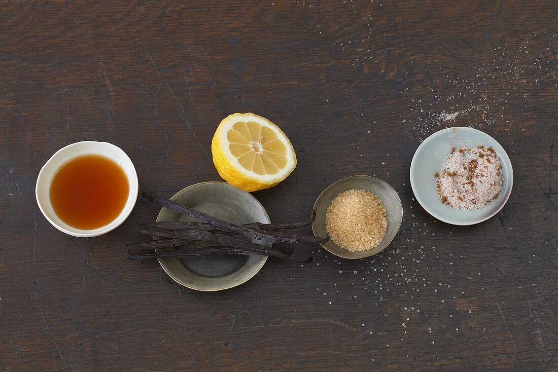 Zutaten für Tee: Karamellsirup, Zitrone, Vanilleschoten etc.