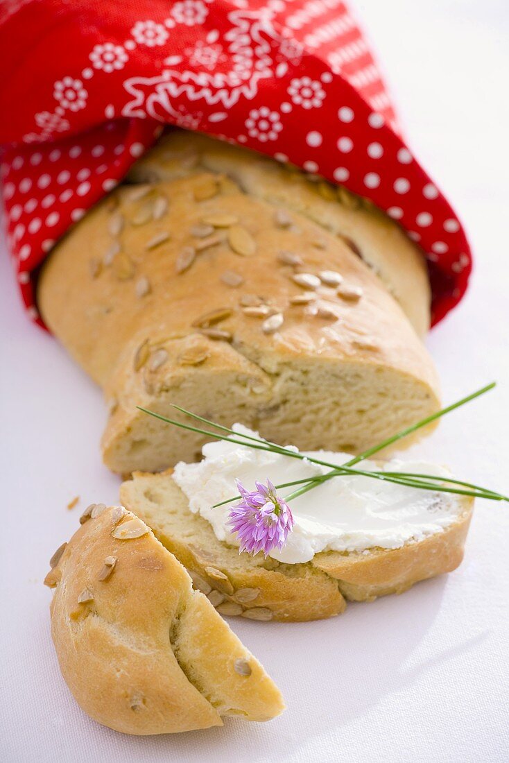 Selbstgebackenes Sonnenblumenbrot mit Quark