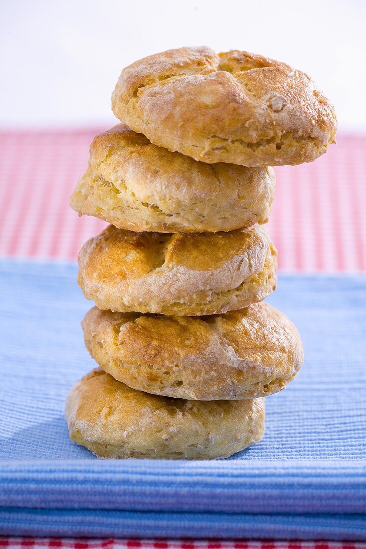 Fünf selbstgebackene Brötchen, gestapelt