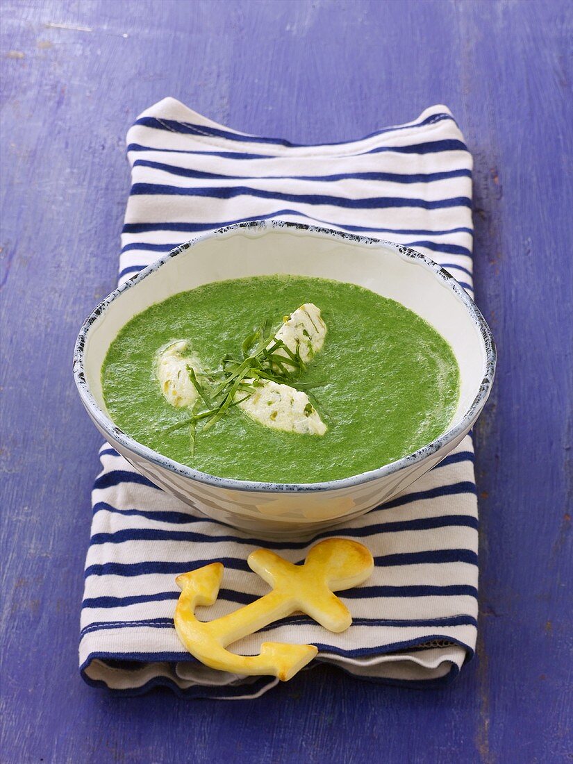 Cream of spinach soup with quark dumplings with pistachios