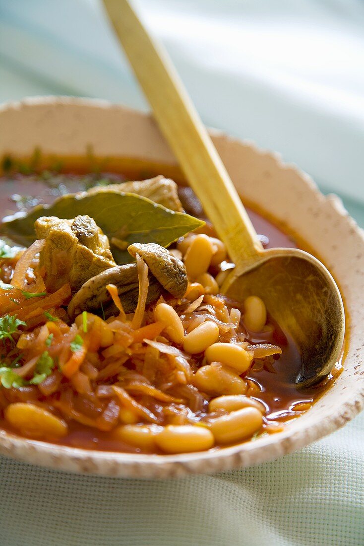 Kyiv borsch with beans and mushrooms (Ukraine)