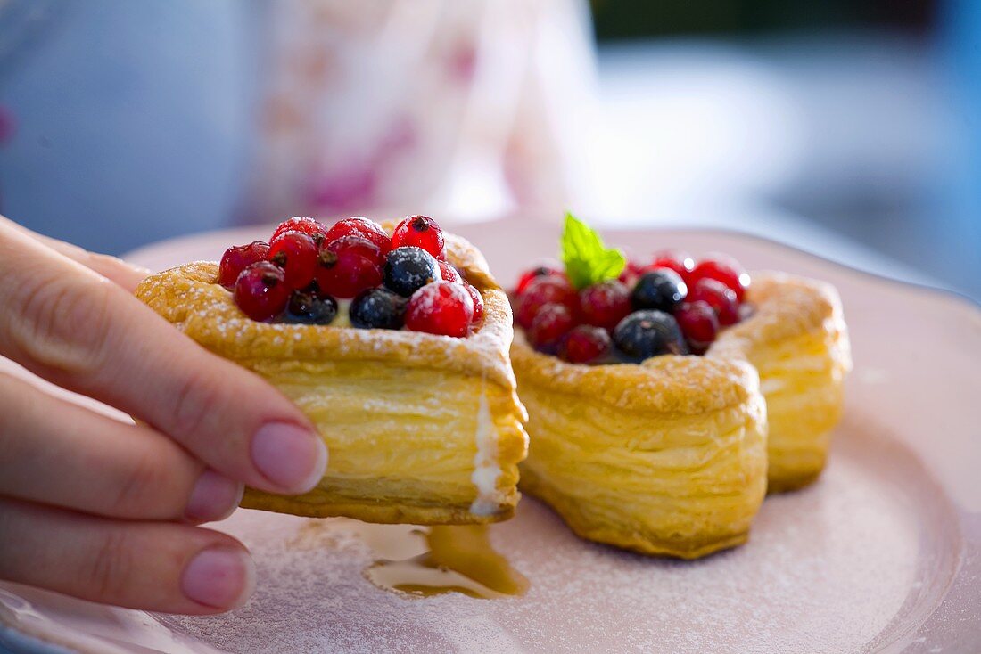 Heart-shaped puff pastries filled with red- & blackcurrants