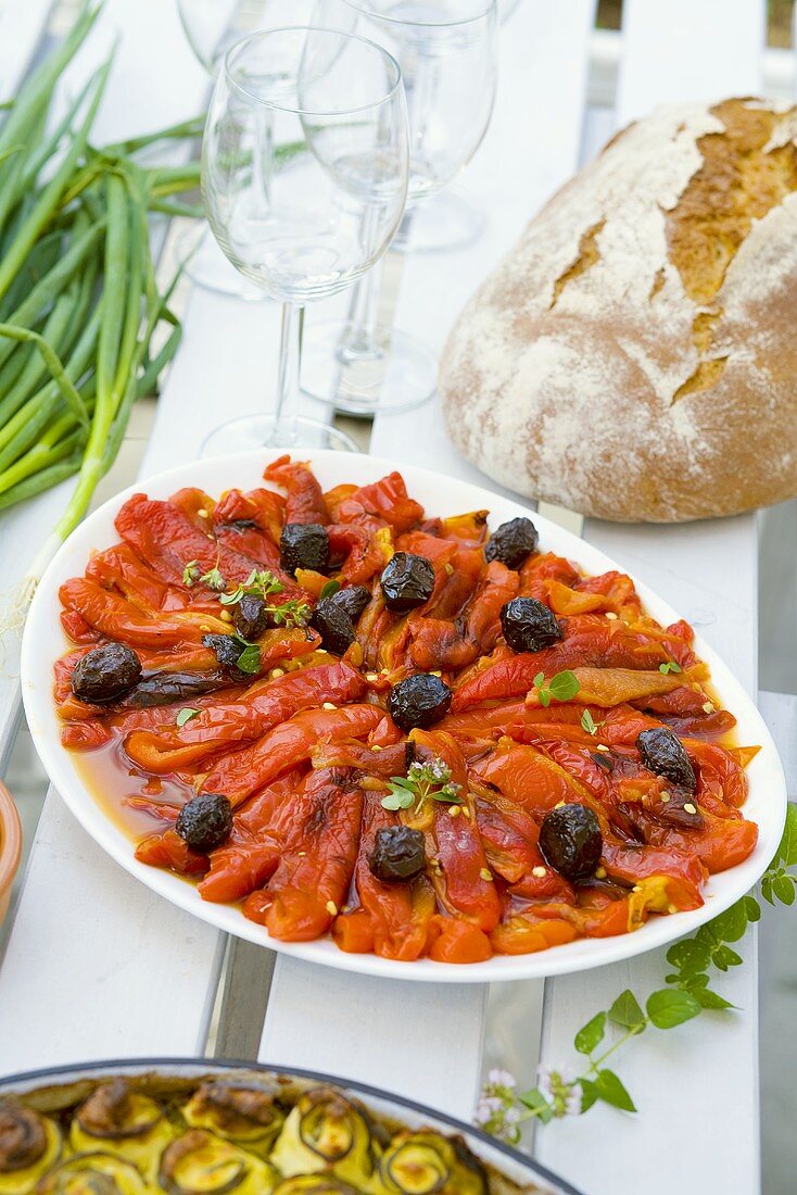Gebackene rote Paprikaschoten mit Oliven (Bulgarien)