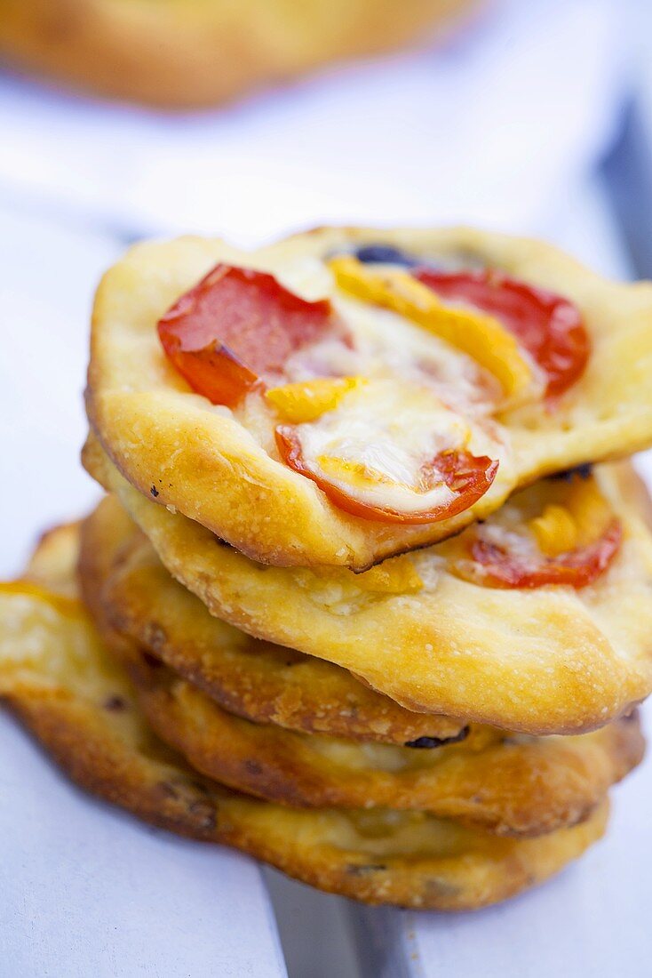 Minipizzen mit Tomaten und Mozzarella