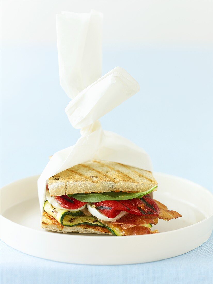 Ciabatta-Sandwich mit Mozzarella, Gemüse und Schinken