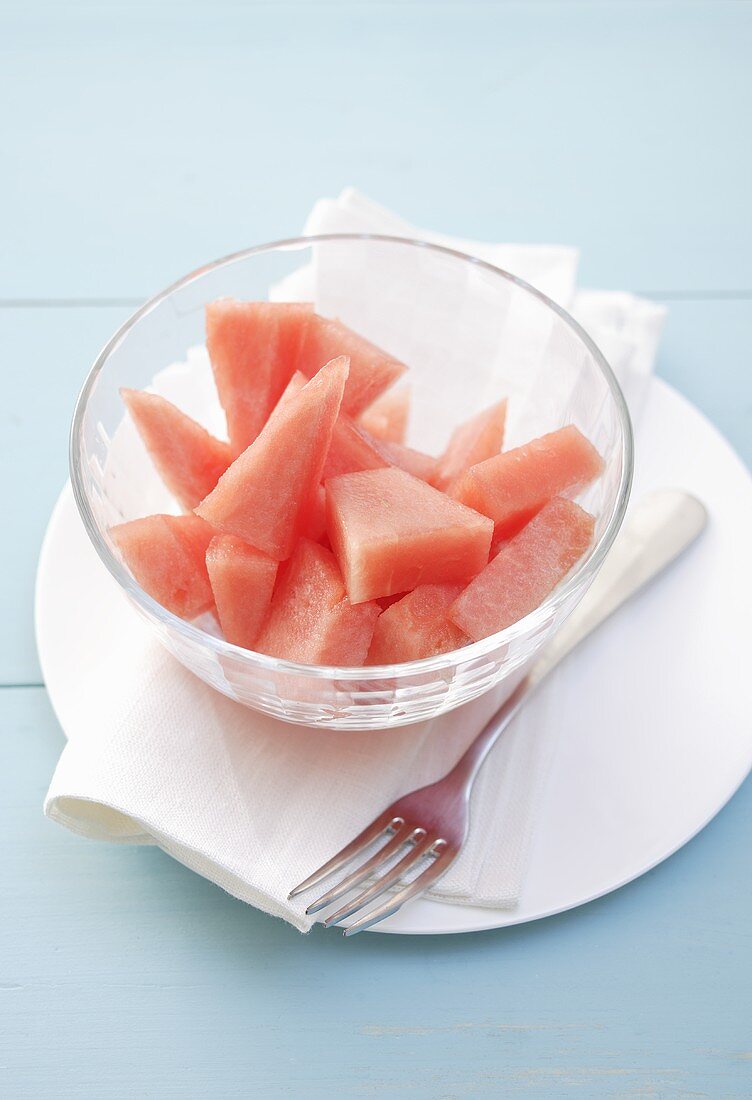 Schälchen mit Wassermelonenstücken