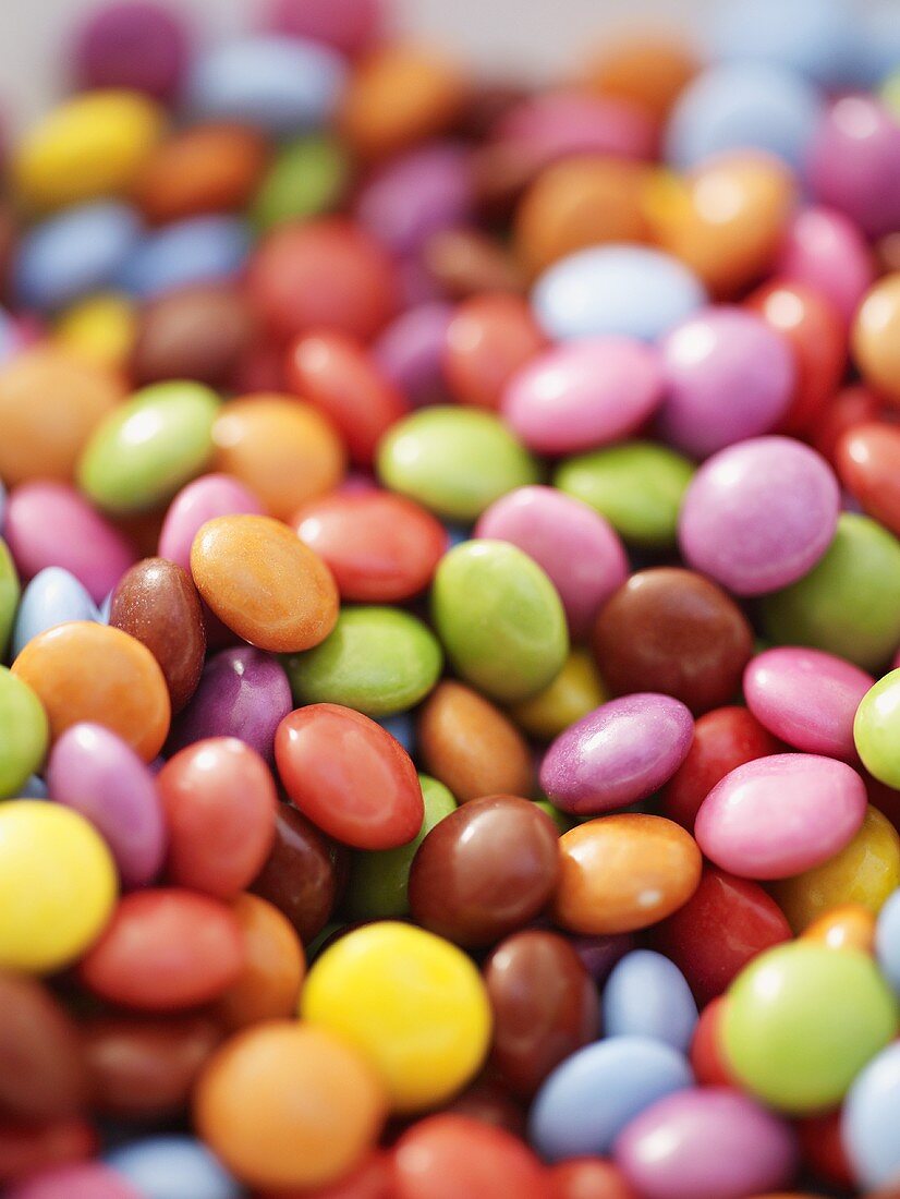 Coloured chocolate beans (close-up)