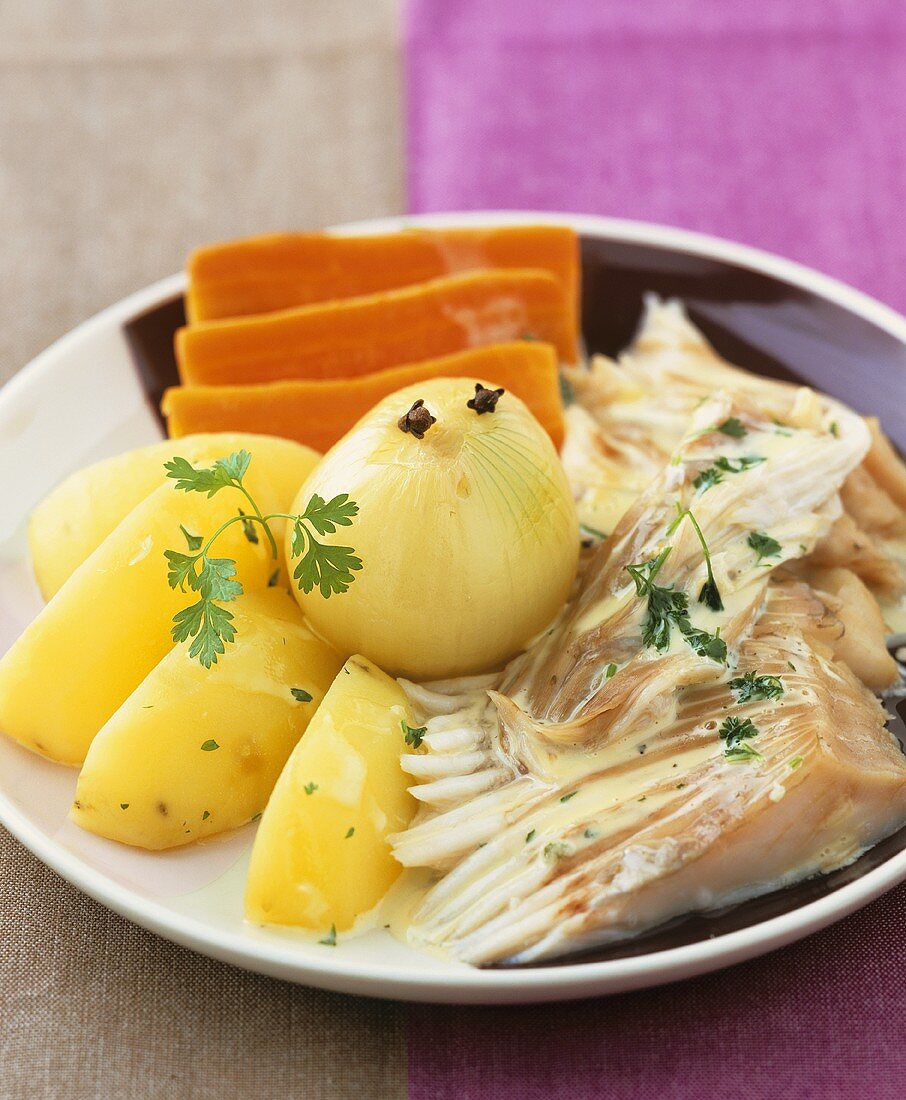 Rochenflügel mit Sahnesauce, Zwiebel, Kartoffeln und Karotten