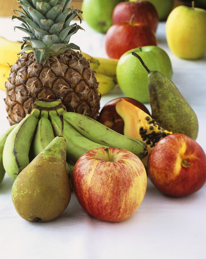 Stillleben mit Äpfeln, Birnen, Bananen, Papaya und Ananas