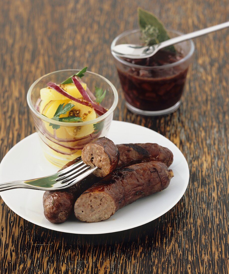Gegrillte Wurst mit Kartoffelsalat und Rotweinsauce